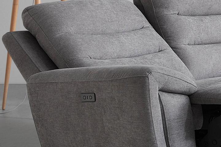 Detailbild graues Sofa mit USB-Anschluss und Relaxfunktion
