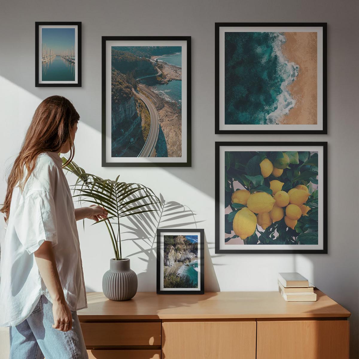 BILDER SET 5er Set - 50x50 cm & 20x30 cm & 40x60 cm Schwarzer Rahmen - Straßen am Meer, ein Meer aus Zitronen - Schwarz, Kunststoff (40/60cm) - TULUP