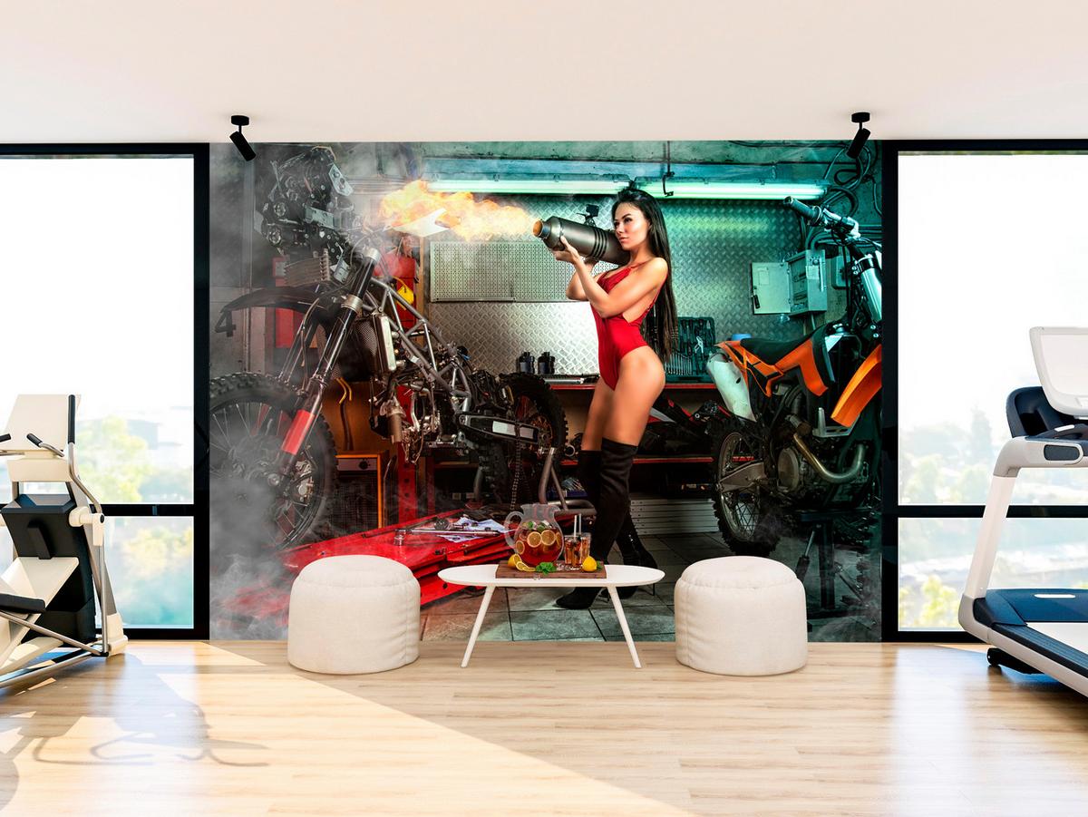 FOTOTAPETE Frau mit Brenner Garage Motorräder Werkzeuge 400x280 - Beige/Rot, Papier (400/280cm) - Muralo