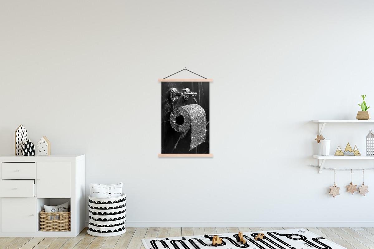 POSTER MIT MAGNETLEISTEN WC - Toilettenpapier - Schwarz und weiß - Glitter Wandbild Schlafzimmer 60x90 cm - Silberfarben, Textil (60/90/0.15cm) - MuchoWow