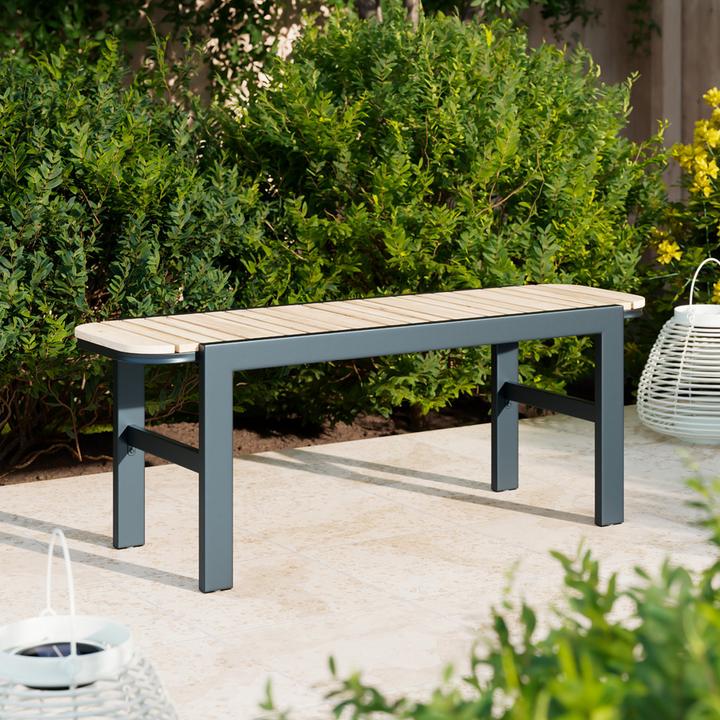 Graue Gartenbank mit naturfarbener Sitzfläche