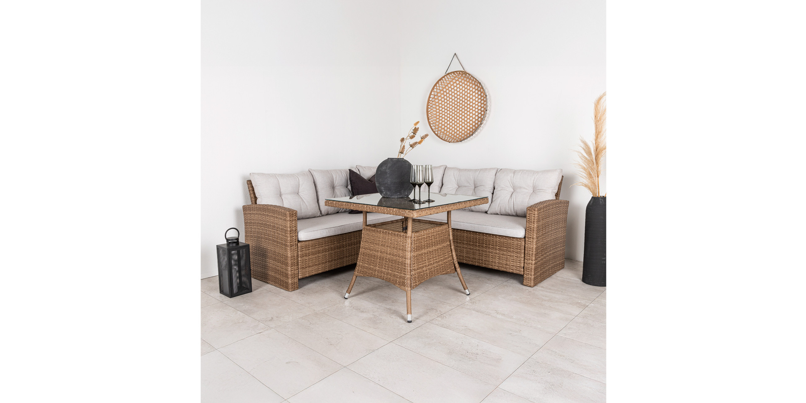 Loungegarnitur aus Rattan mit hellgrauen Auflagen