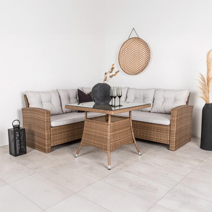 Loungegarnitur aus Rattan mit hellgrauen Auflagen