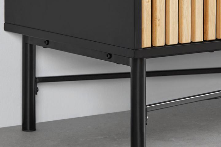 Kommode mit schwarzen Metallfüßen, Detailbild
