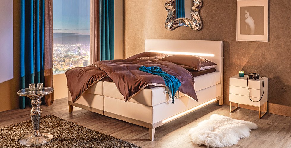 Schlafzimmer-Boxspringbetten-Weiß-Beleuchtung-LED-moemax