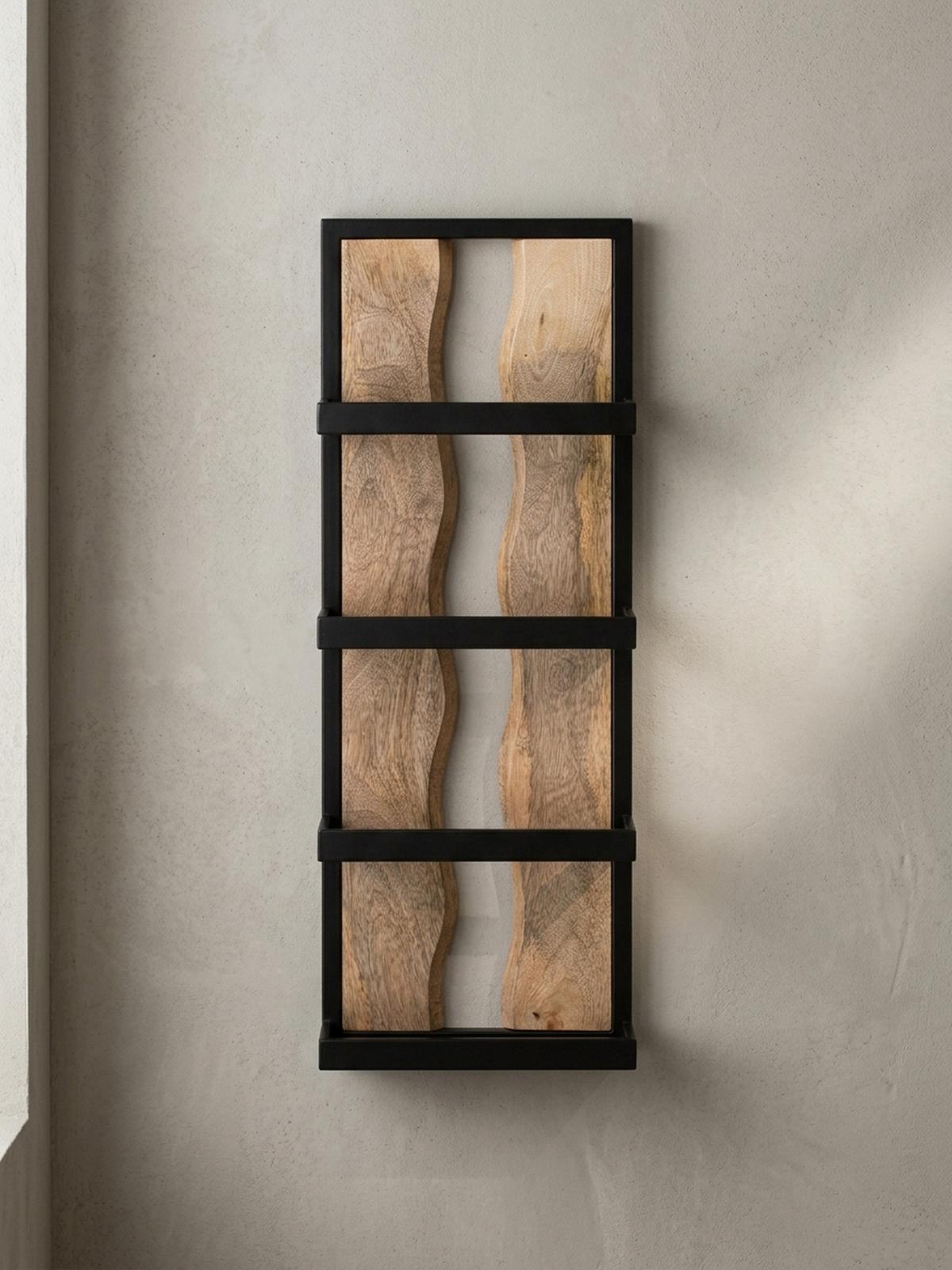 WANDREGAL Mango Massivholz Metall Industrial Stil 30x80x10 cm Rechteckig mit 4 Ablagen und Wellenmuster - Braun, Holz (80/30/10cm) - KADIMA DESIGN
