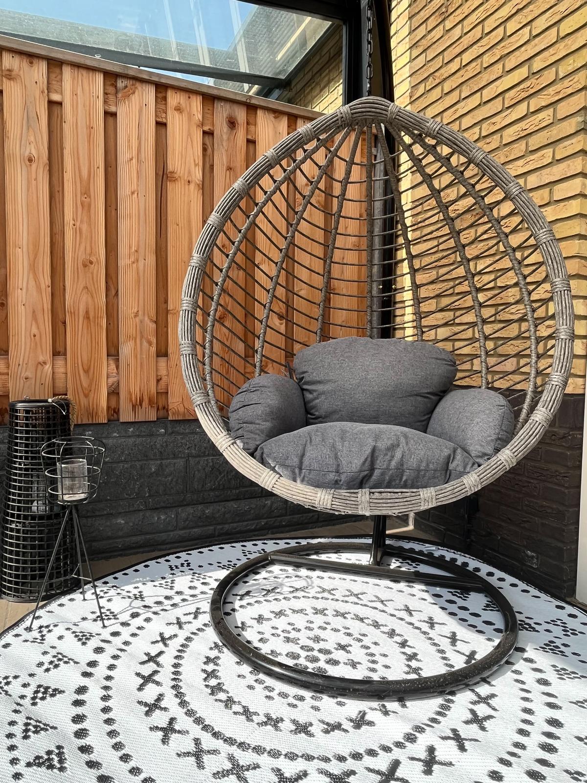 HÄNGESESSEL mit Gestell PE Rattan grau 97 cm Tollo - Grau, Kunststoff (106/199/97cm) - Beliani