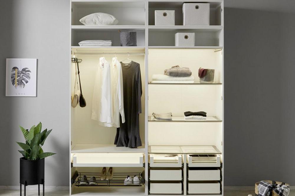 Begehbaren Kleiderschrank planen mit Schrank- und Regalsystemen mömax