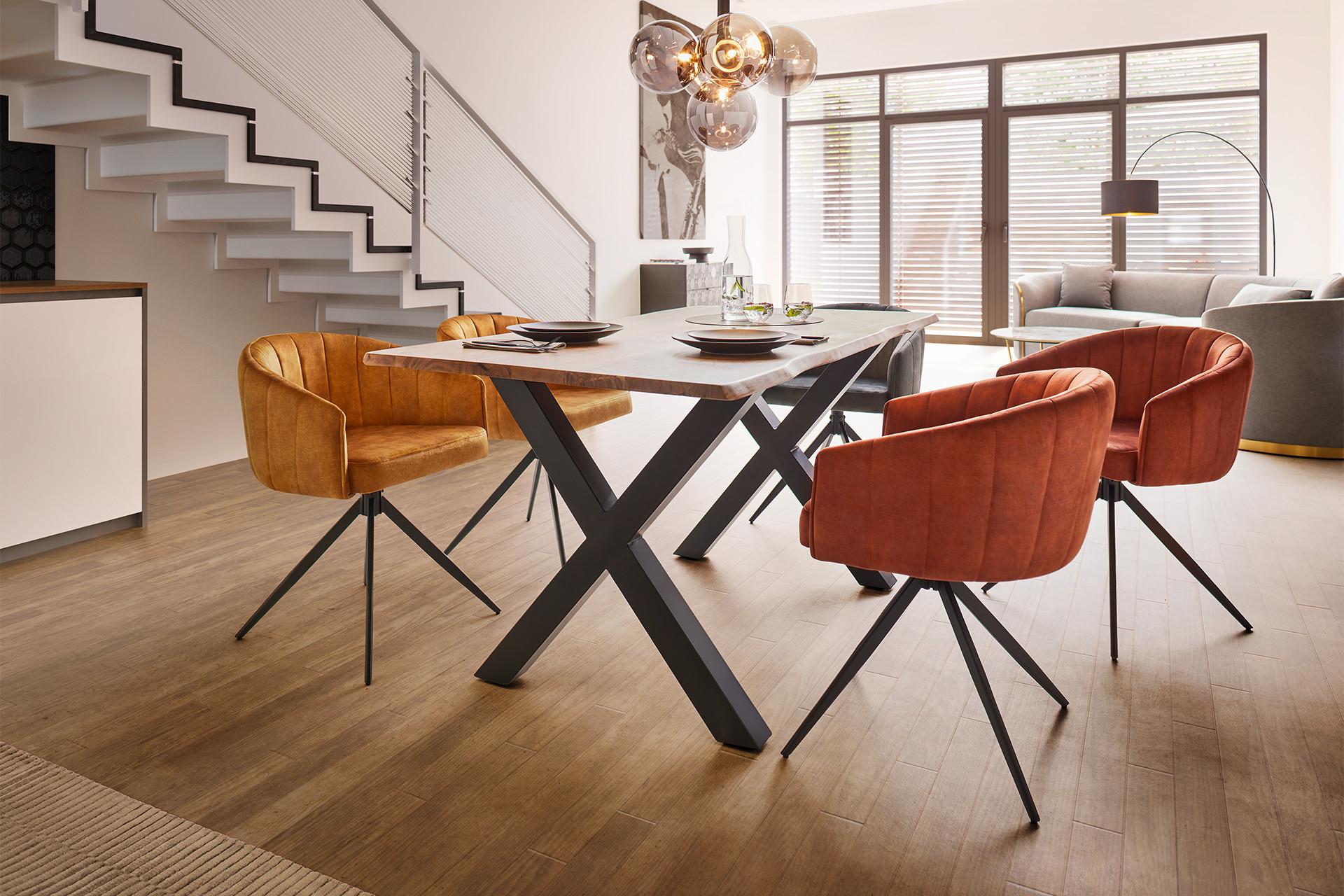schickes Esszimmer mit stylishen Esszimmermoebeln von moemax.png