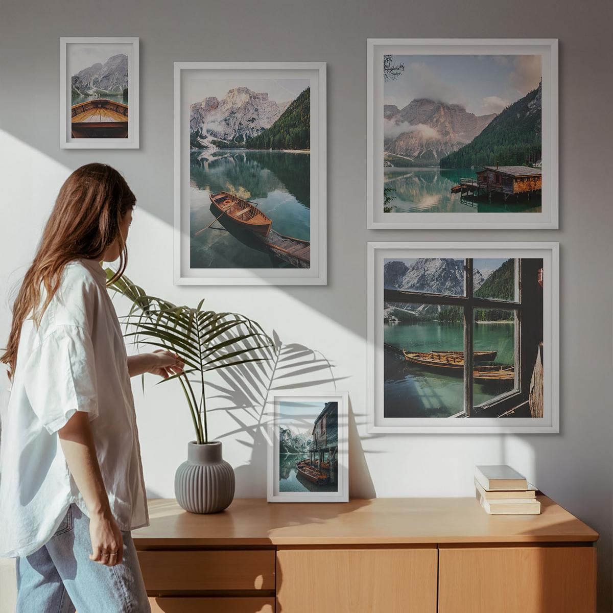 BILDER SET 5er Set - 50x50 cm & 20x30 cm & 40x60 cm Weißer Rahmen - See, Berge, Boote, Hütte, Fenster - Weiß, Kunststoff (40/60cm) - TULUP