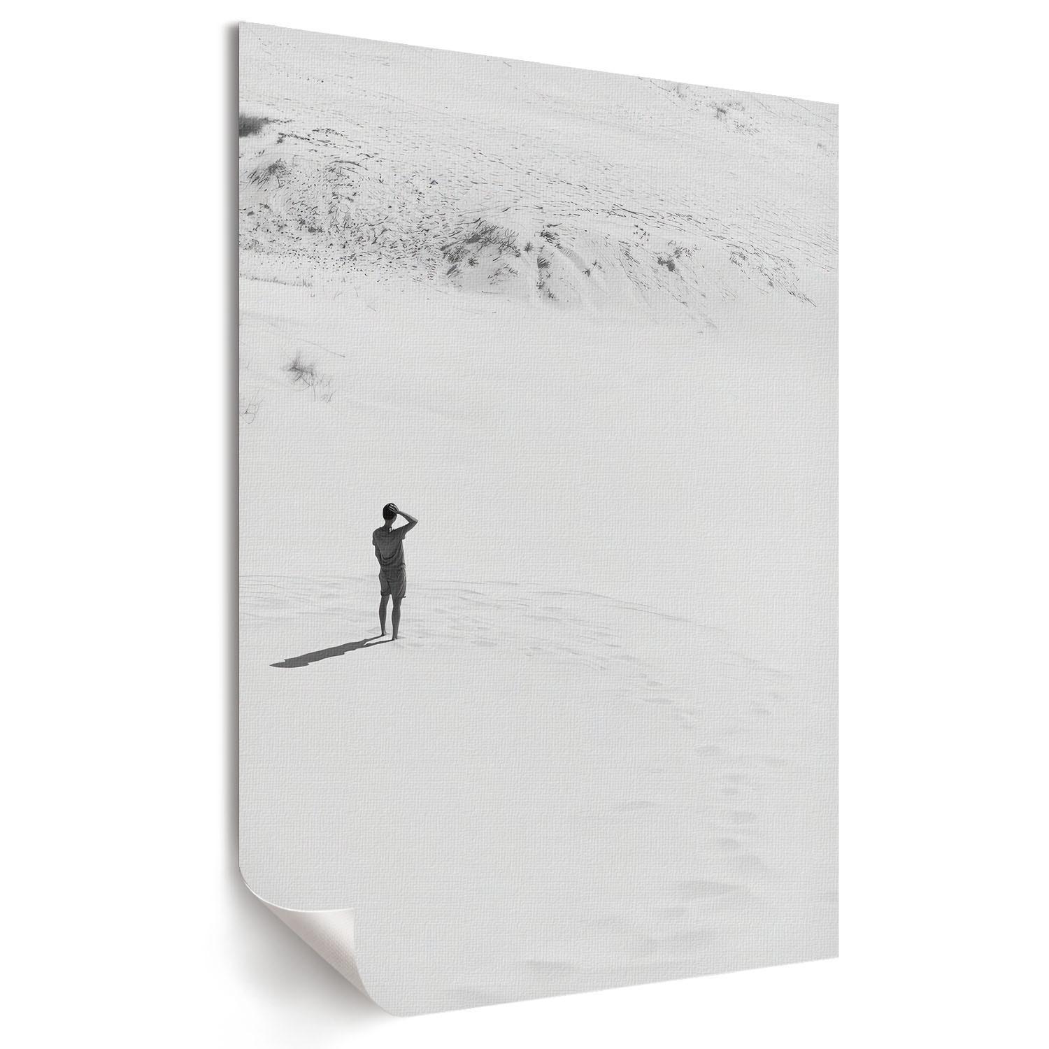 POSTER - 29x42 cm - Soft Structure - Mann im Sand - Weiß, Textil (29/42/0.1cm) - TULUP