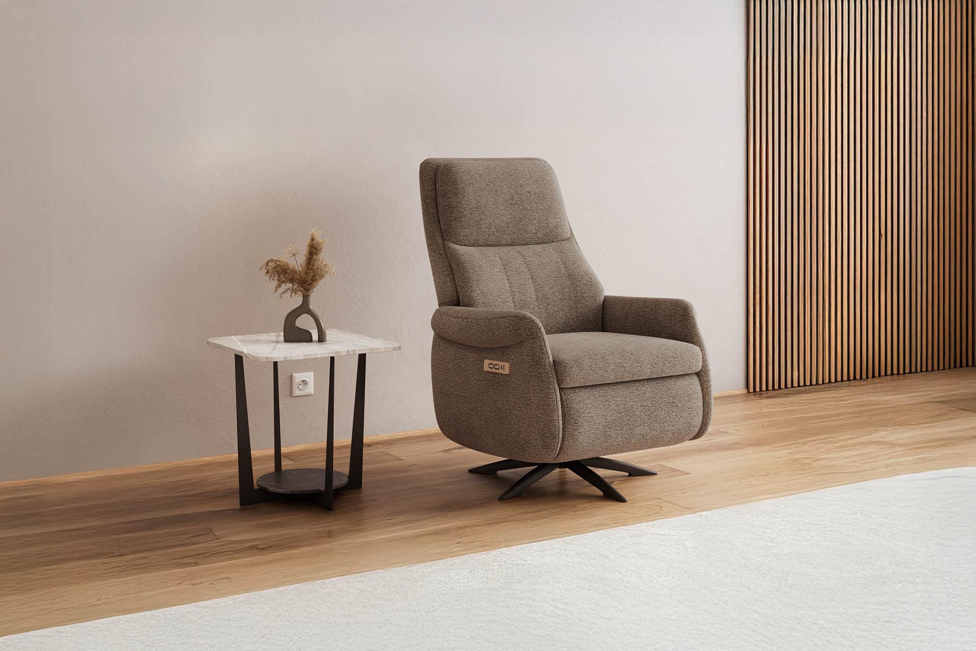 Brauner Relaxsessel mit weißem Couchtisch daneben