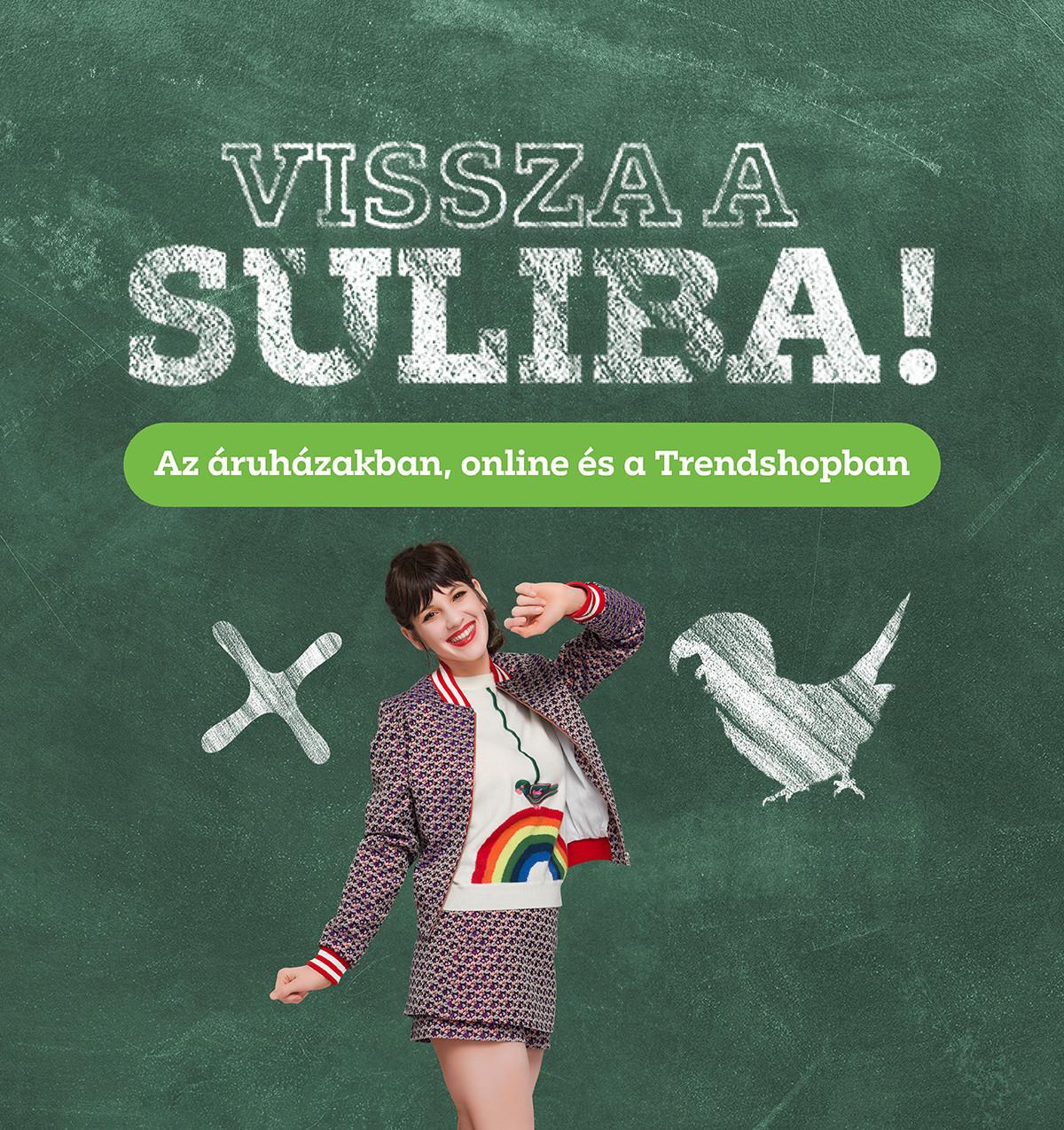 Zöld iskolatáblás plakát „VISSZA A SULIBA!” felirattal, alatta „Az áruházakban, online és a Trendshopban” és a dátum: „2024.08.01–09.08.”; jobb oldalon ugró, színes ruhás nő.