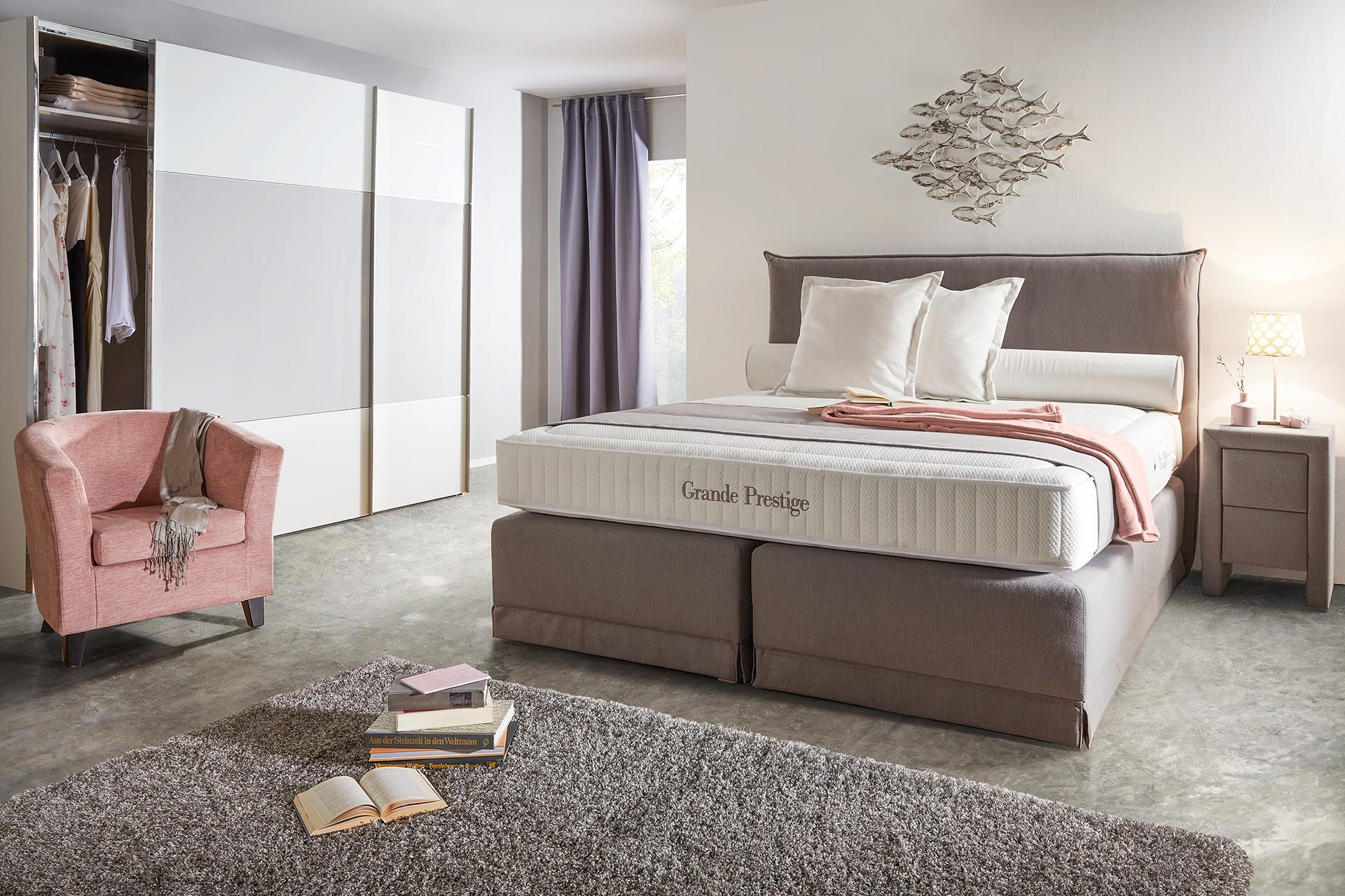 Graues Boxspringbett von mömax mit stabiler Federbox und Tonnentaschenfederkern-Matratze von mömax.