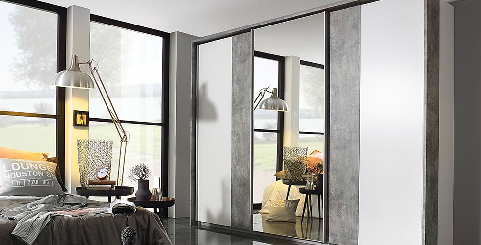 Schwebetuerenschrank-Grau-Betonoptik-Weiss-Spiegelfront