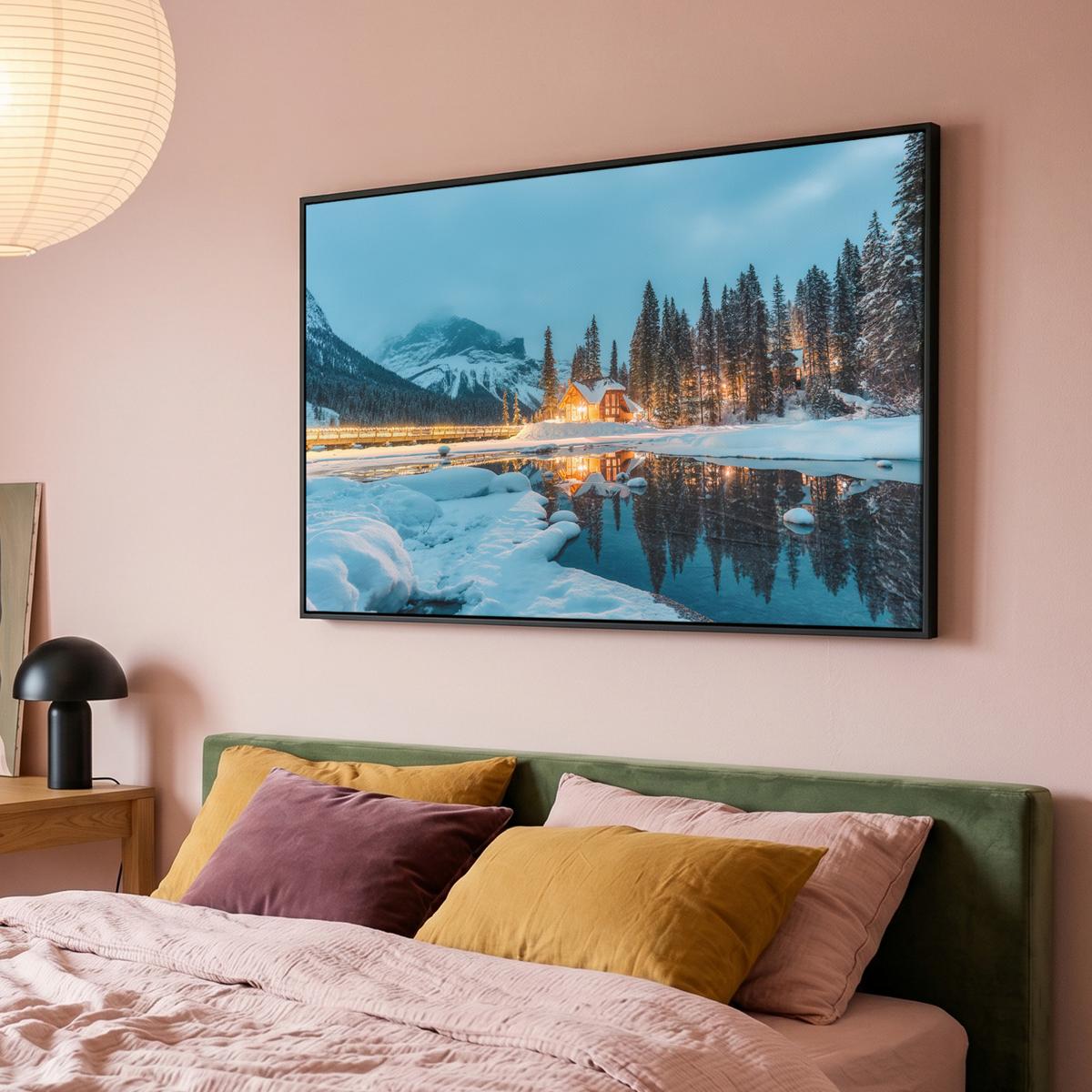 LEINWAND Bilder mit Rahmen - Winterlandschaft - Natur - Haus - Berge - Schnee - 140x90 - Hellblau, Textil (140/90cm) - MuchoWow