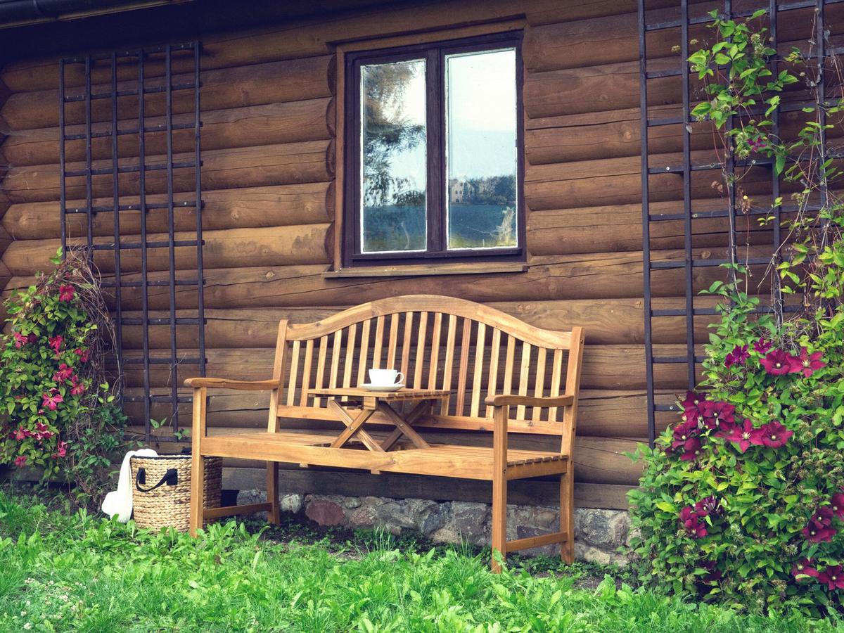 GARTENBANK Akazienholz hellbraun aufklappbarer Abstelltisch 150 cm Hilo - Hellbraun, Holz (150/102/54cm) - Beliani