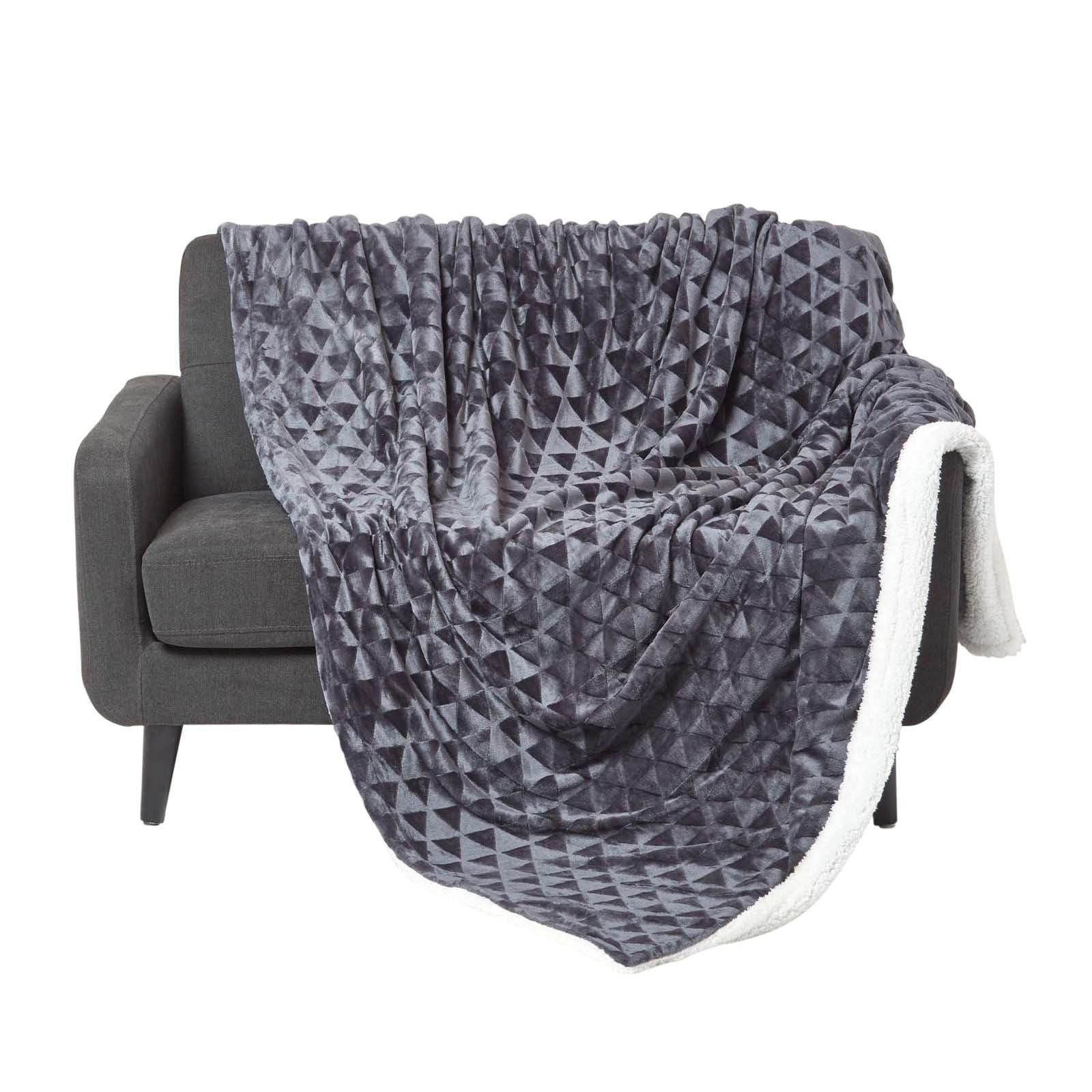 KUSCHELDECKE Sherpa 160/200 cm, Samtdecke mit Dreieckmuster - Dunkelgrau, Textil (160/200cm) - Homescapes