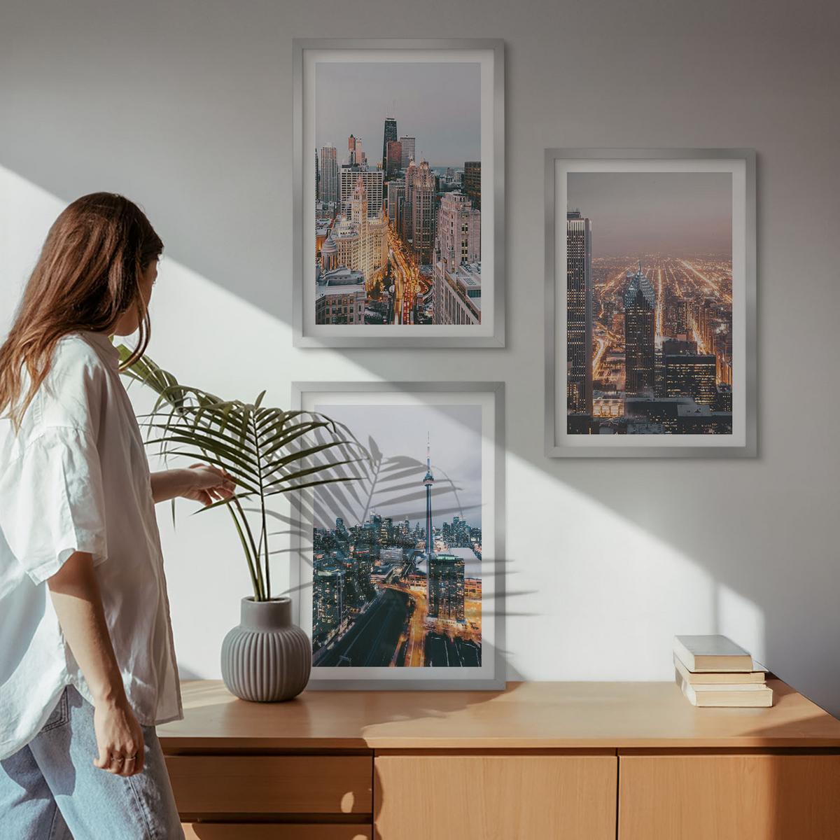 BILDER SET 3er Set - 40x60 cm Silberner Rahmen - Städte bei Nacht, Wolkenkratzer, Lichter - Silberfarben, Kunststoff (40/60cm) - TULUP