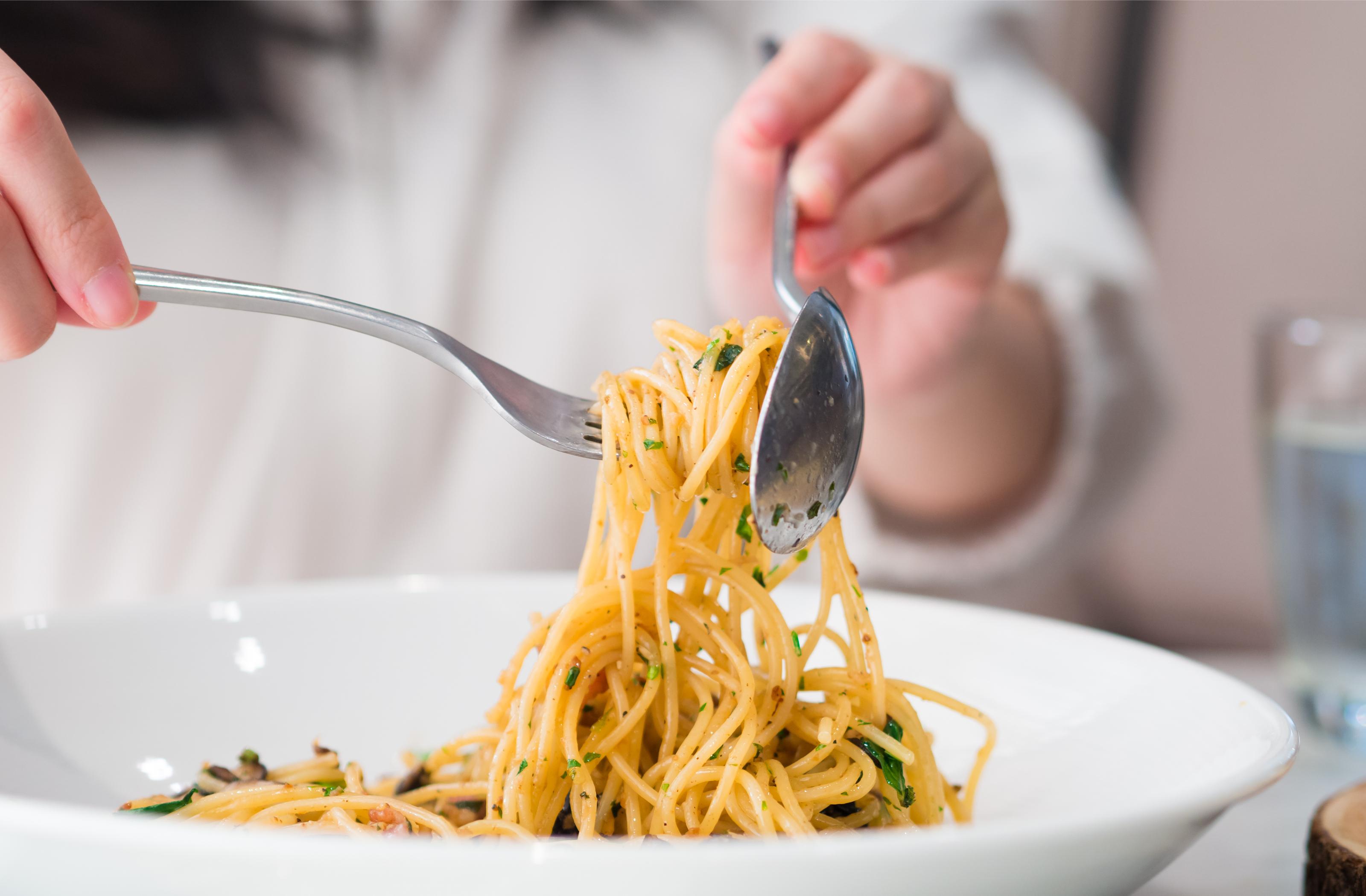 Sztućce podczas jedzenia spaghetti
