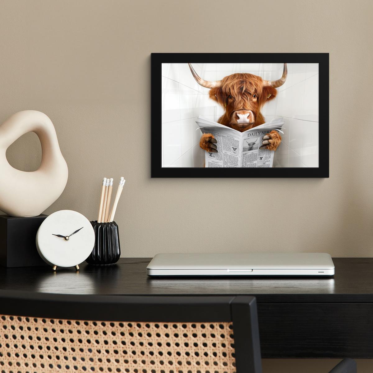 POSTER MIT RAHMENGERAHMTES BILD Schottischer Highlander - Tier - Zeitung - Toilette 30x20 cm - Kastanienfarben, Papier (30/20cm) - MuchoWow