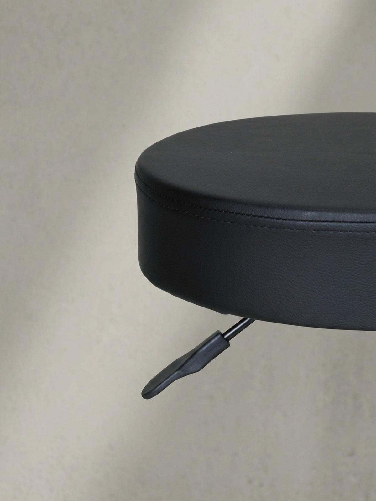 ARBEITSHOCKER Lederoptik 360° drehbar, höhenverstellbar, stabil, Schwarz 50x50x55 cm - Schwarz, Kunststoff/Textil (50/55/50cm) - KADIMA DESIGN