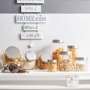 verschiedene gefüllte Vorratsbehälter 