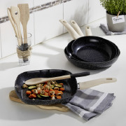 verschiedene Pfannen auf einer weißen Arbeitsplatte