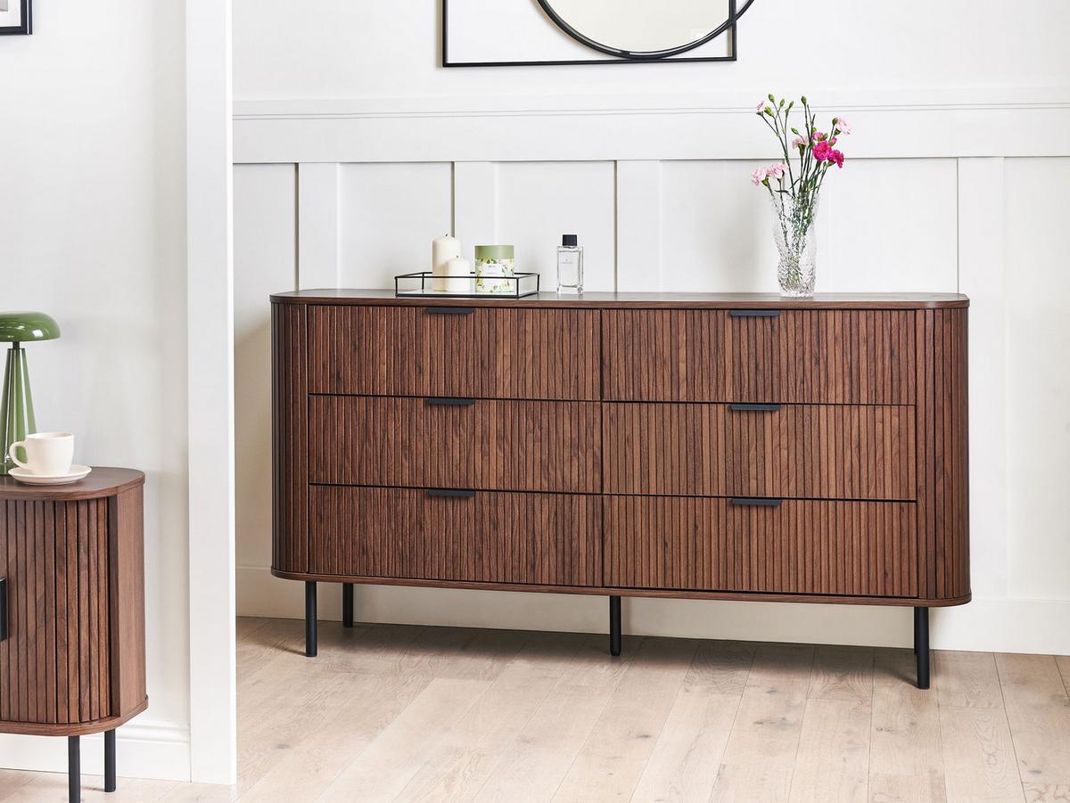 KOMMODE mit 6 Schubladen Dunkelbraun Bradley - Dunkelbraun/Schwarz, Holzwerkstoff (153/81/47cm) - Beliani