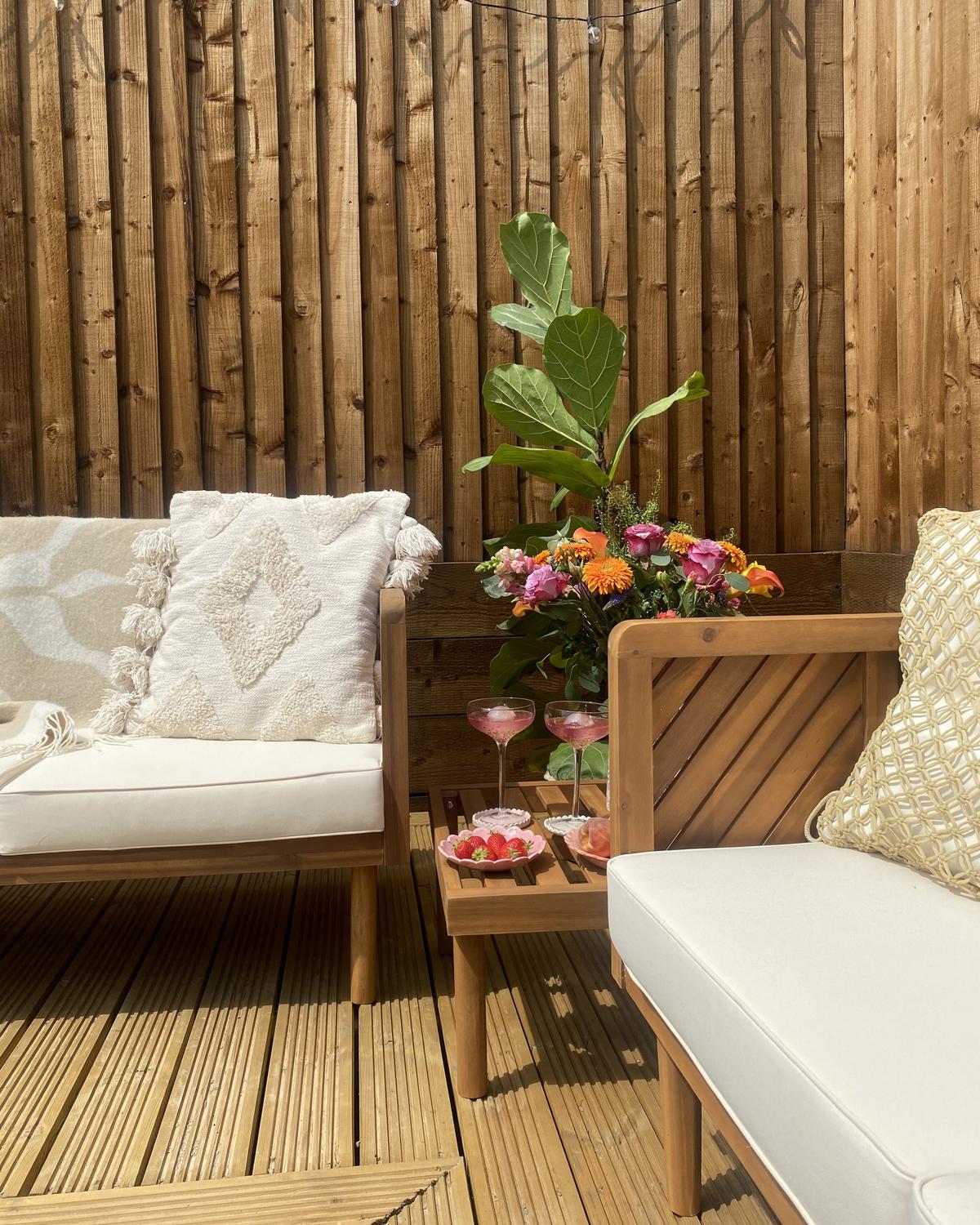 GARTENSOFA 3-Sitzer Akazienholz hellbraun Auflagen creme Baratti - Hellbraun/Weiß, Holz (179/76/65cm) - Beliani