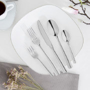 Besteck auf einem weißen teller