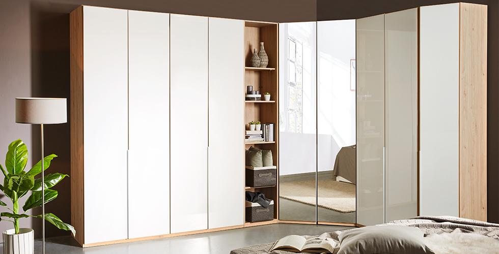 Geschlossener Kleiderschrank mit Drehtüren, Spiegel und einem offenen Regalelement von mömax.