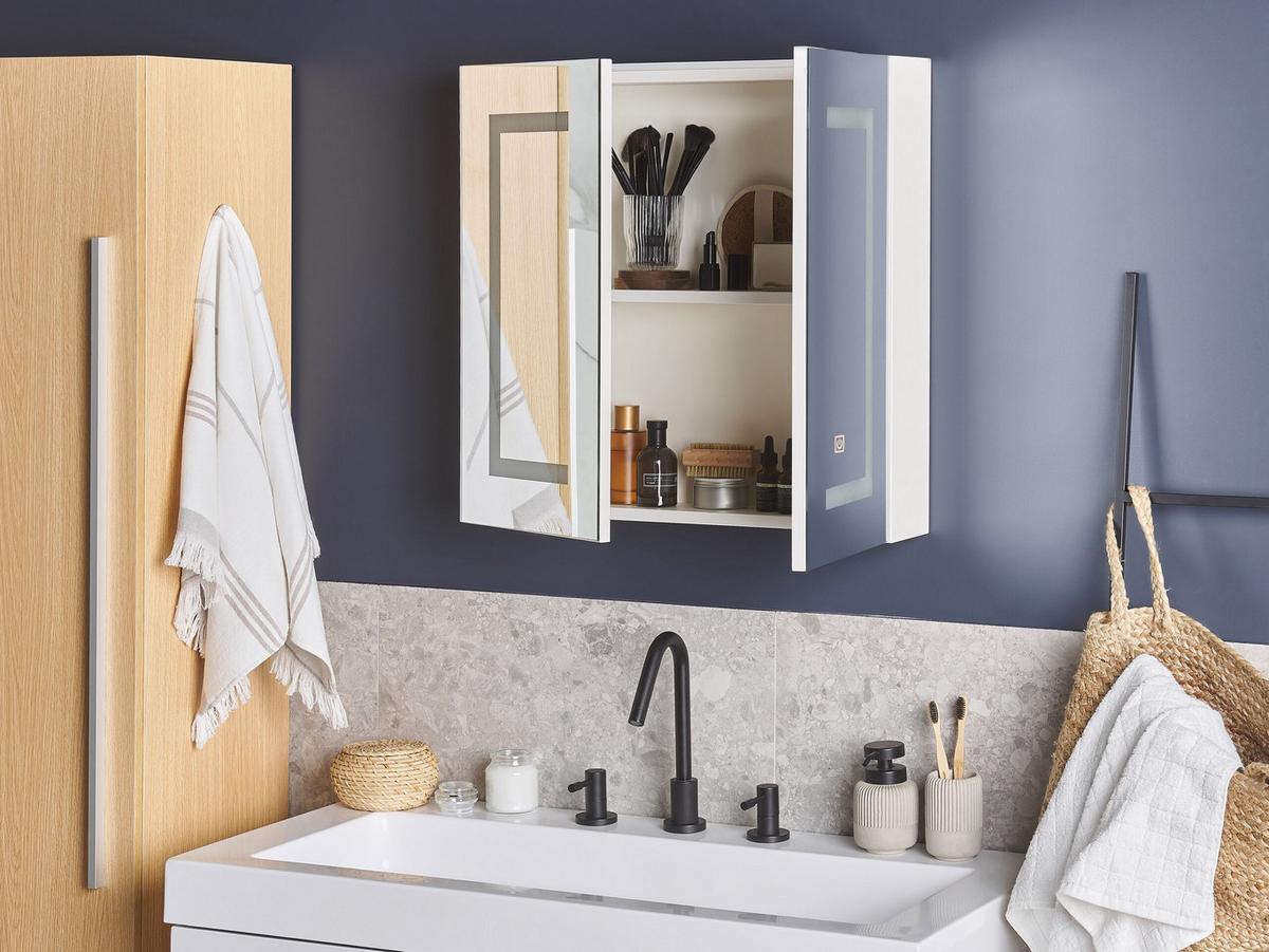 BAD-SPIEGELSCHRANK weiß/silber mit LED-Beleuchtung 60/60 cm Mazarredo - Silberfarben/Weiß, Holz/Holzwerkstoff (60/60/12cm) - Beliani