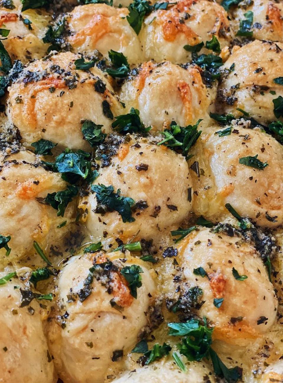 Serowa choinka posywana pietruszką