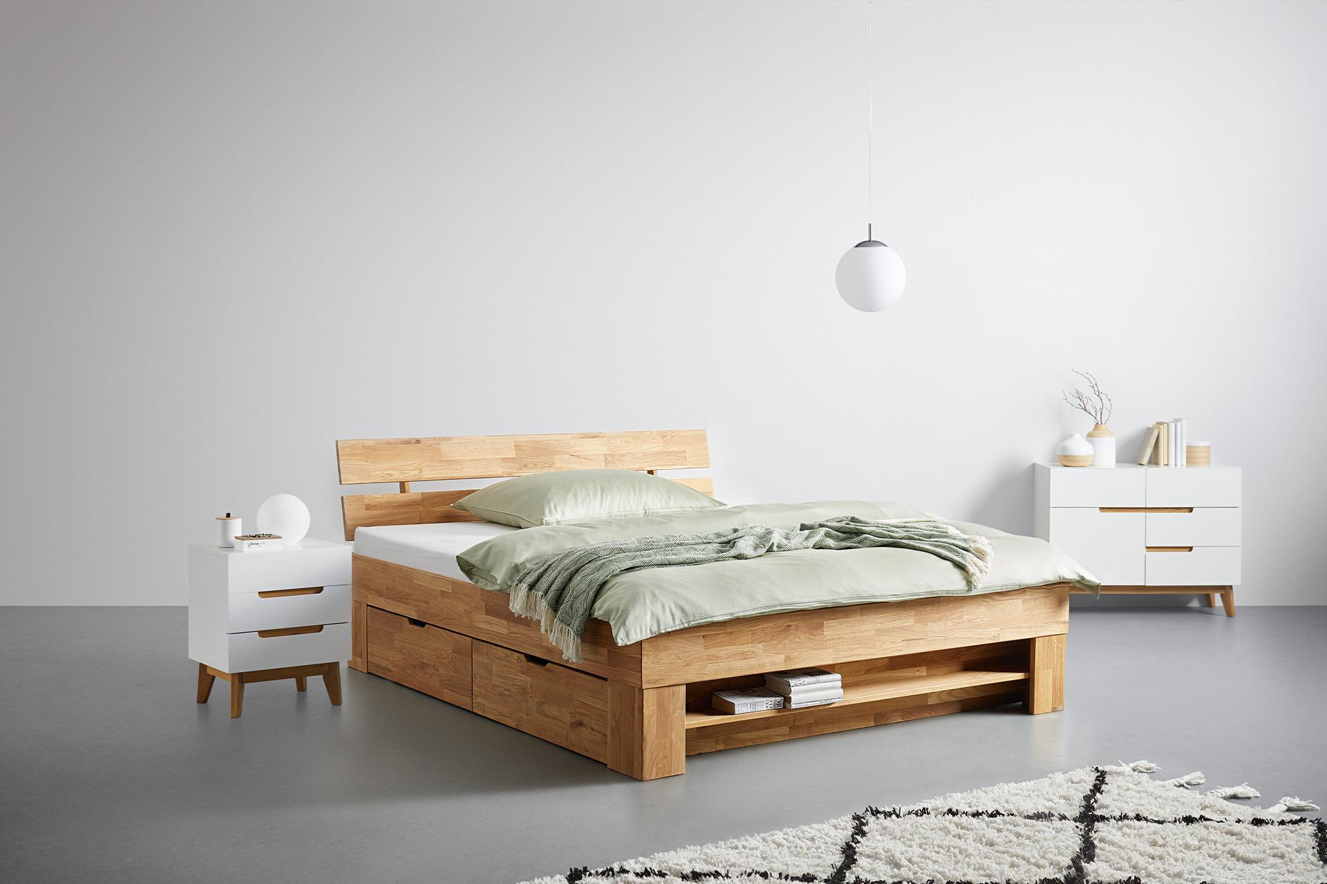 Holzbett-Teilmassiv-Wildeiche-Schlafzimmer-moemax.png
