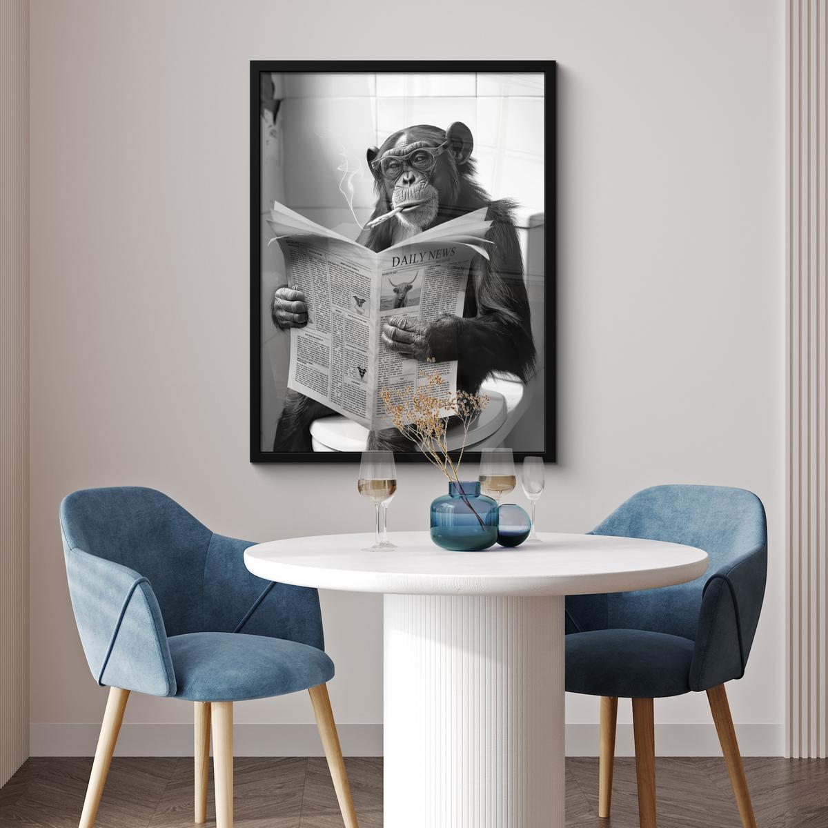 POSTER MIT RAHMEN Affe - WC - Zeitung - Schwarz-Weiß - Humor Posterleiste 60x80 cm - Hellgrau, Papier (60/80cm) - MuchoWow