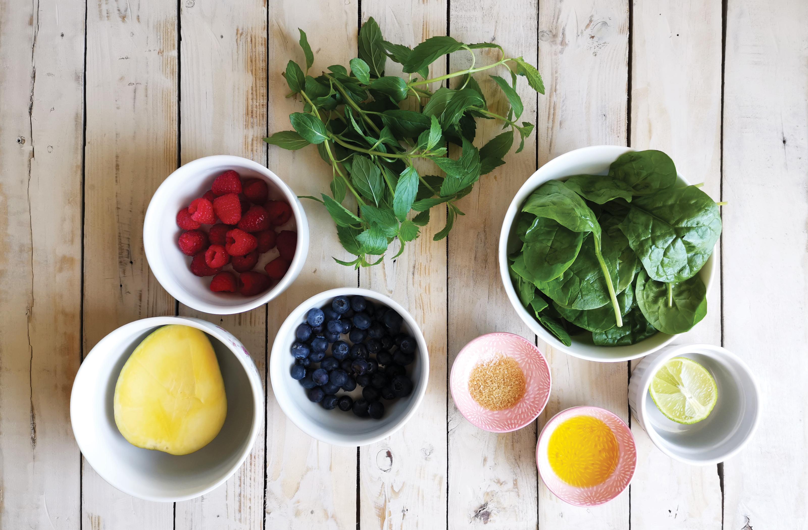 Składniki do letniej sałatki mojito