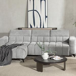Graues Sofa mit einem Couchtisch