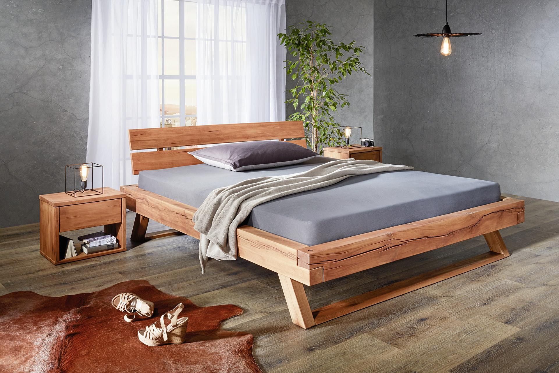 Klassisches Bett aus Wildkernbuche von mömax.