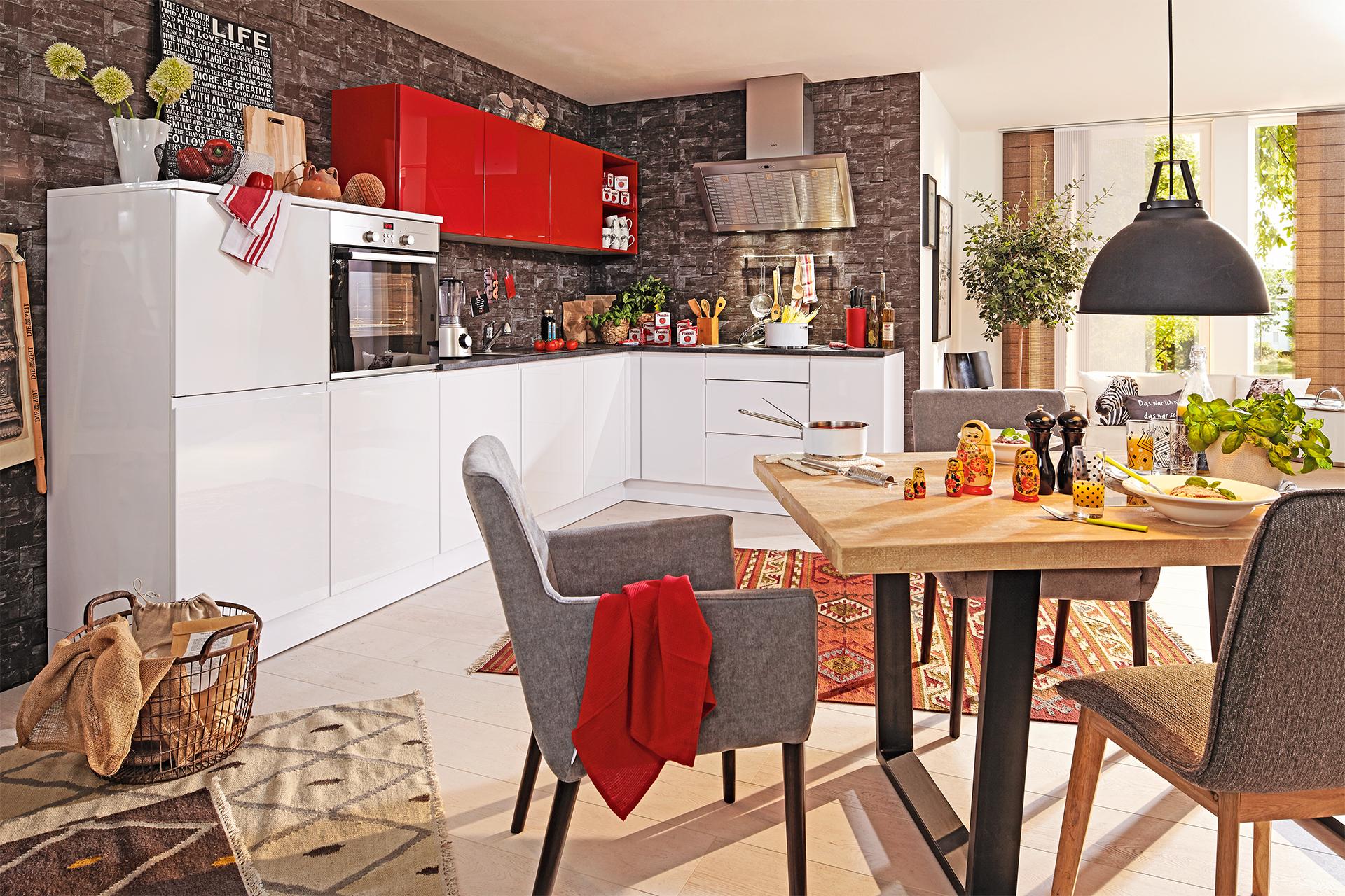 Eckkueche mit Lackfront in Weiß und Rot, graue Sessel mit Textilbezug und Holz-Esstisch von moemax.jpg
