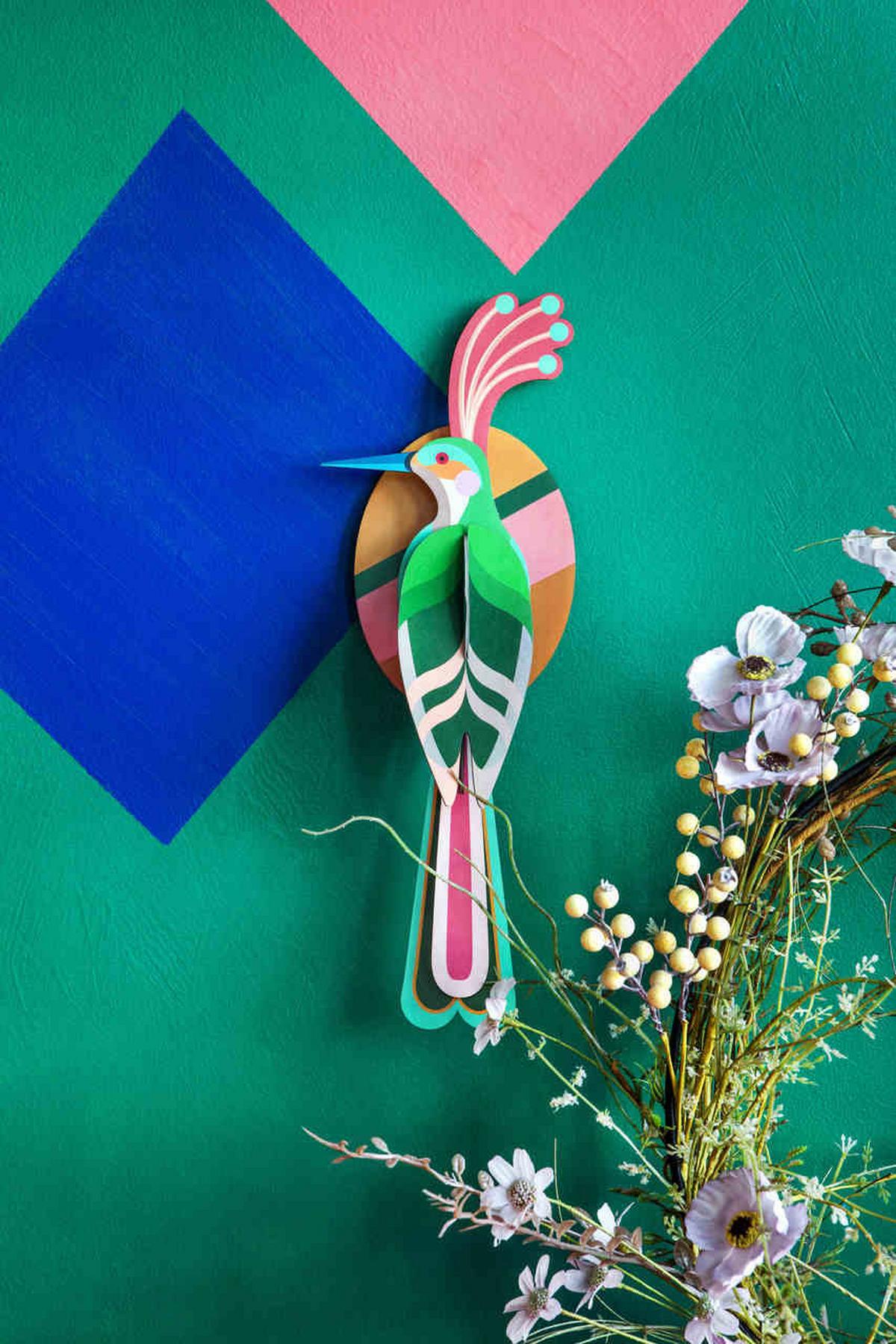 WANDDEKO Vogel mit Federkrone 14/9 cm - Pink/Grün, Wellpappe (14/9/39cm) - Studio Roof