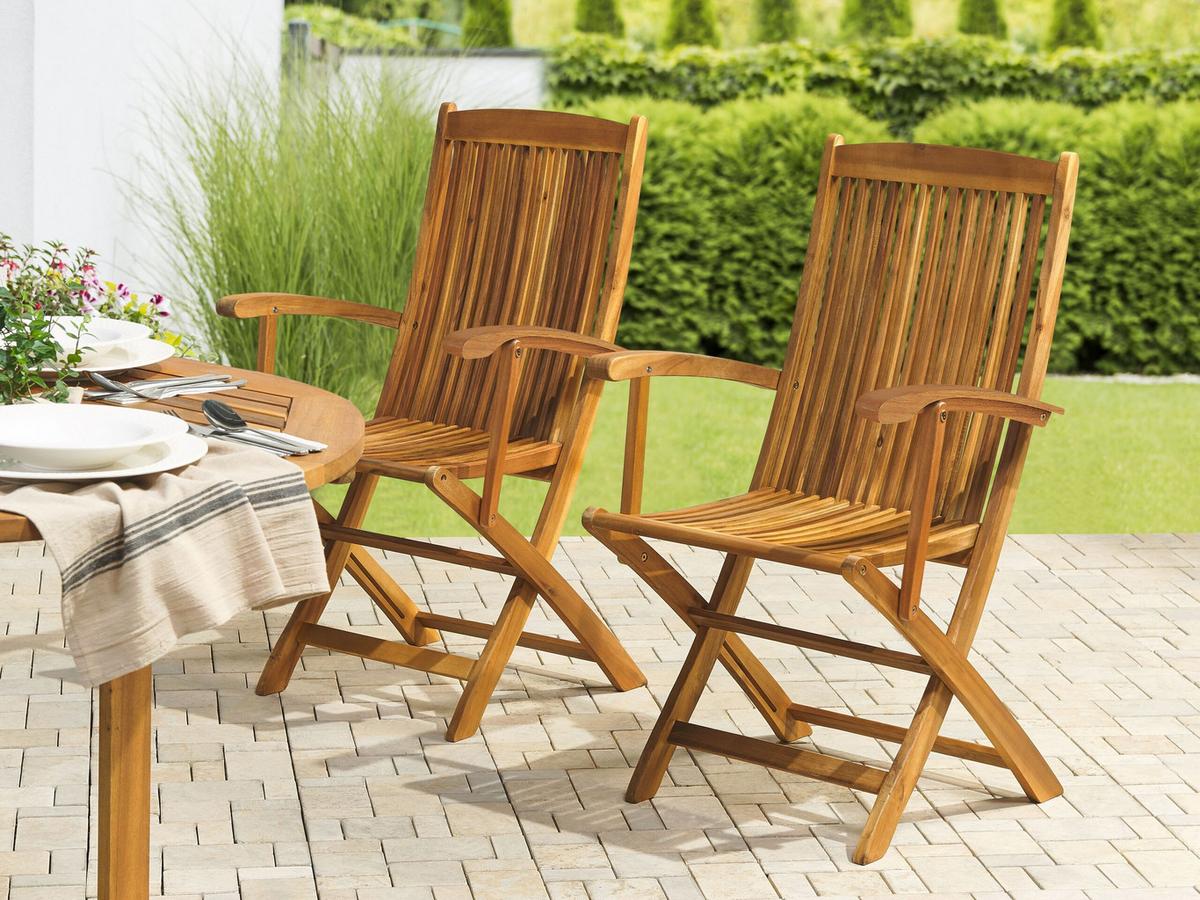 GARTENSTUHL 2er-Set mit Armlehnen Akazienholz hellbraun Maui - Hellbraun, Holz (42/93/48cm) - Beliani