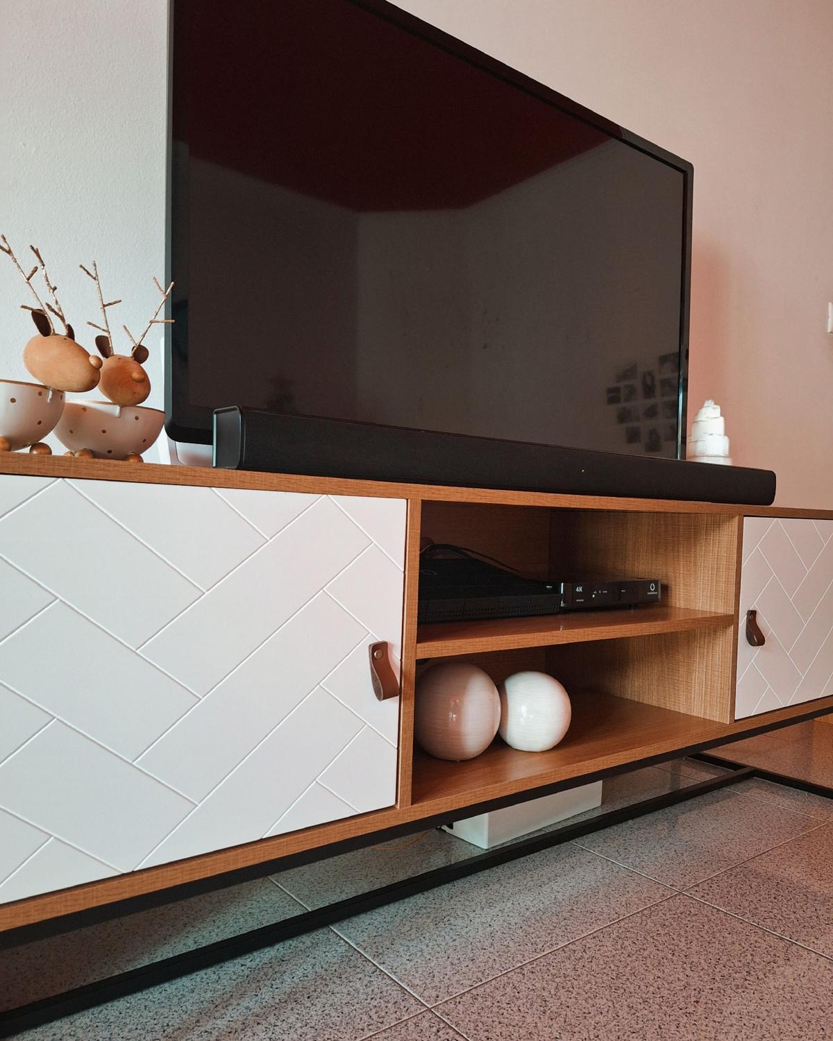 TV-MÖBEL Heller Holzfarbton/Weiß/Schwarz Nueva - Hellbraun/Schwarz, Holzwerkstoff (150/55/40cm) - Beliani