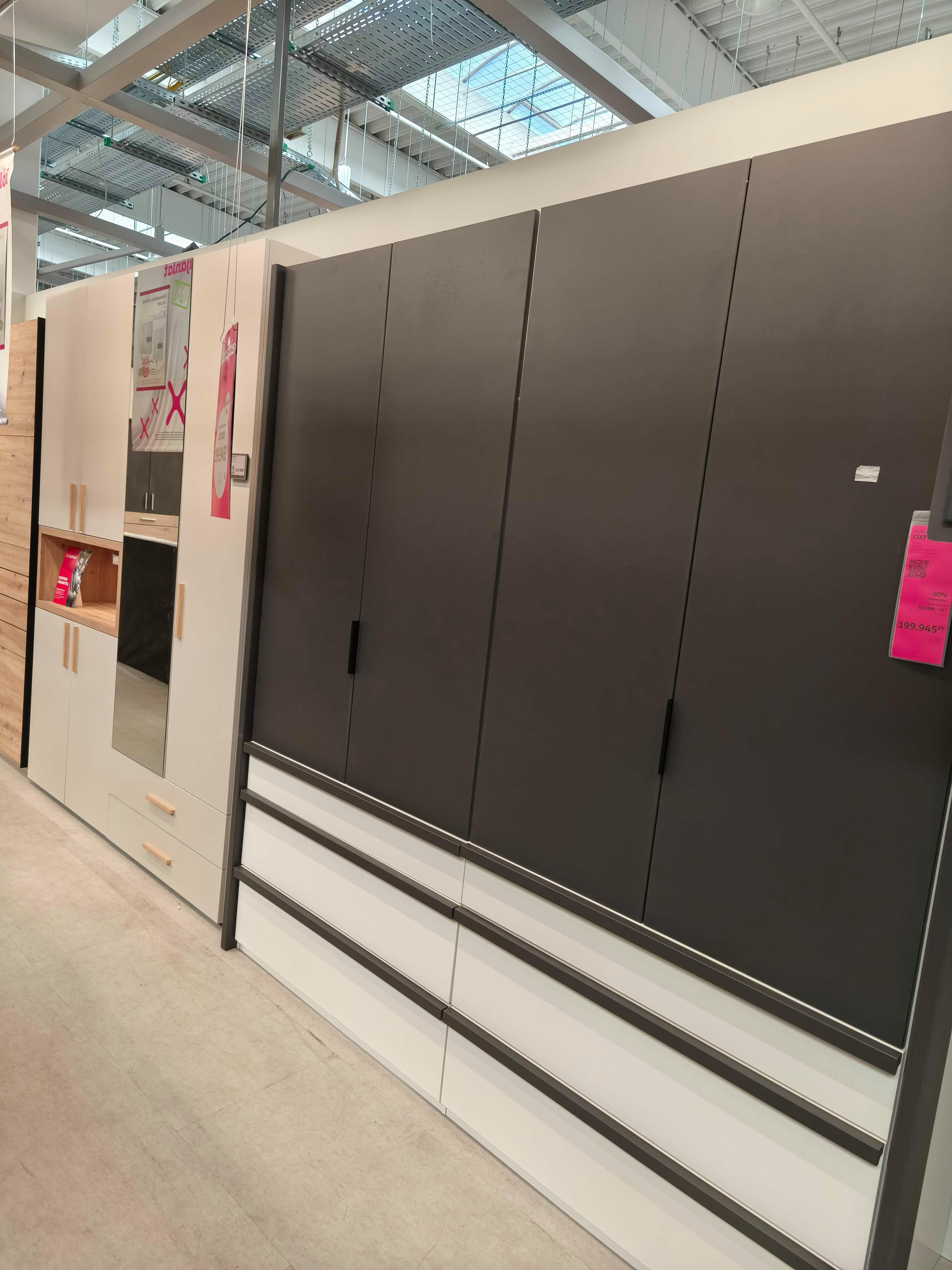 CSUKLÓAJTÓS SZEKRÉNY OXFORD