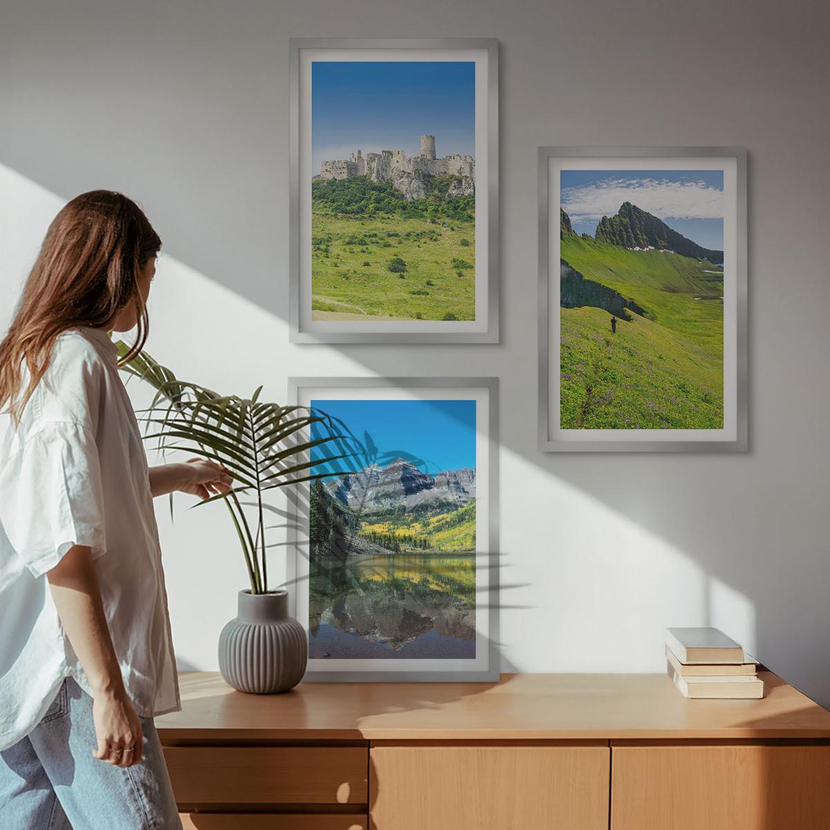 BILDER SET 3er Set - 40x60 cm Silberner Rahmen - Grüne Hügel mit einer Burg - Silberfarben, Kunststoff (40/60cm) - TULUP