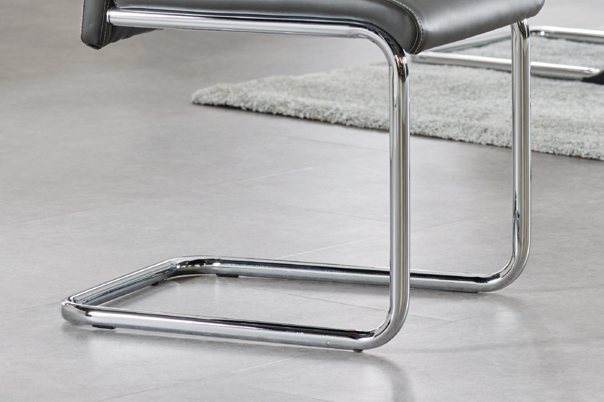 Schwingstuhl Stuhlbeine Eisen Chromfarben Rundrohr 