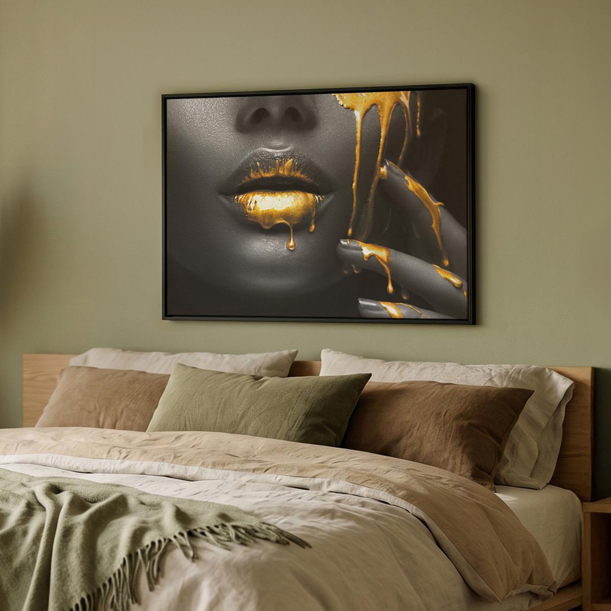 LEINWAND Bilder mit Rahmen - Frau - Schwarz - Gold - Gesicht - Lippen - 80x60 - Goldfarben, Textil (80/60cm) - MuchoWow