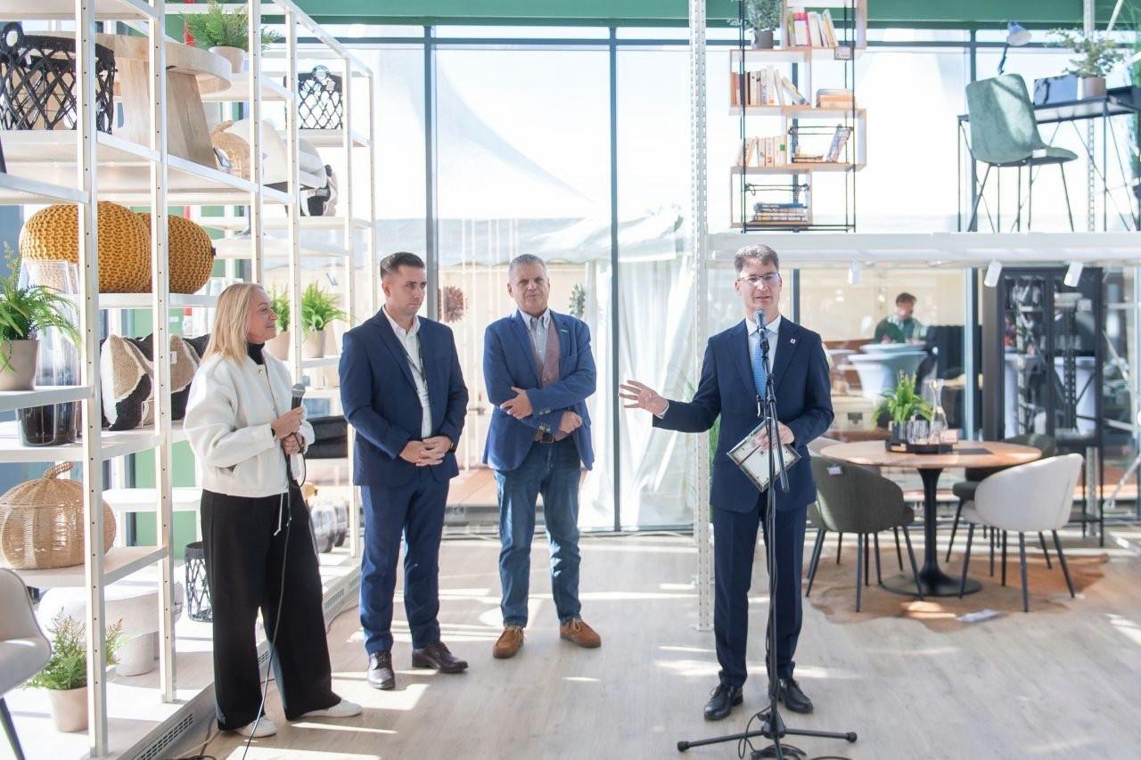 székesfehérvári mömax áruház hivatalos megnyitójának résztvevői: Strasszer Krisztina marketing vezető, Németh Dániel értékesítési vezető, Simonyi András ügyvezető, dr. Cser-Palkovics András polgármester