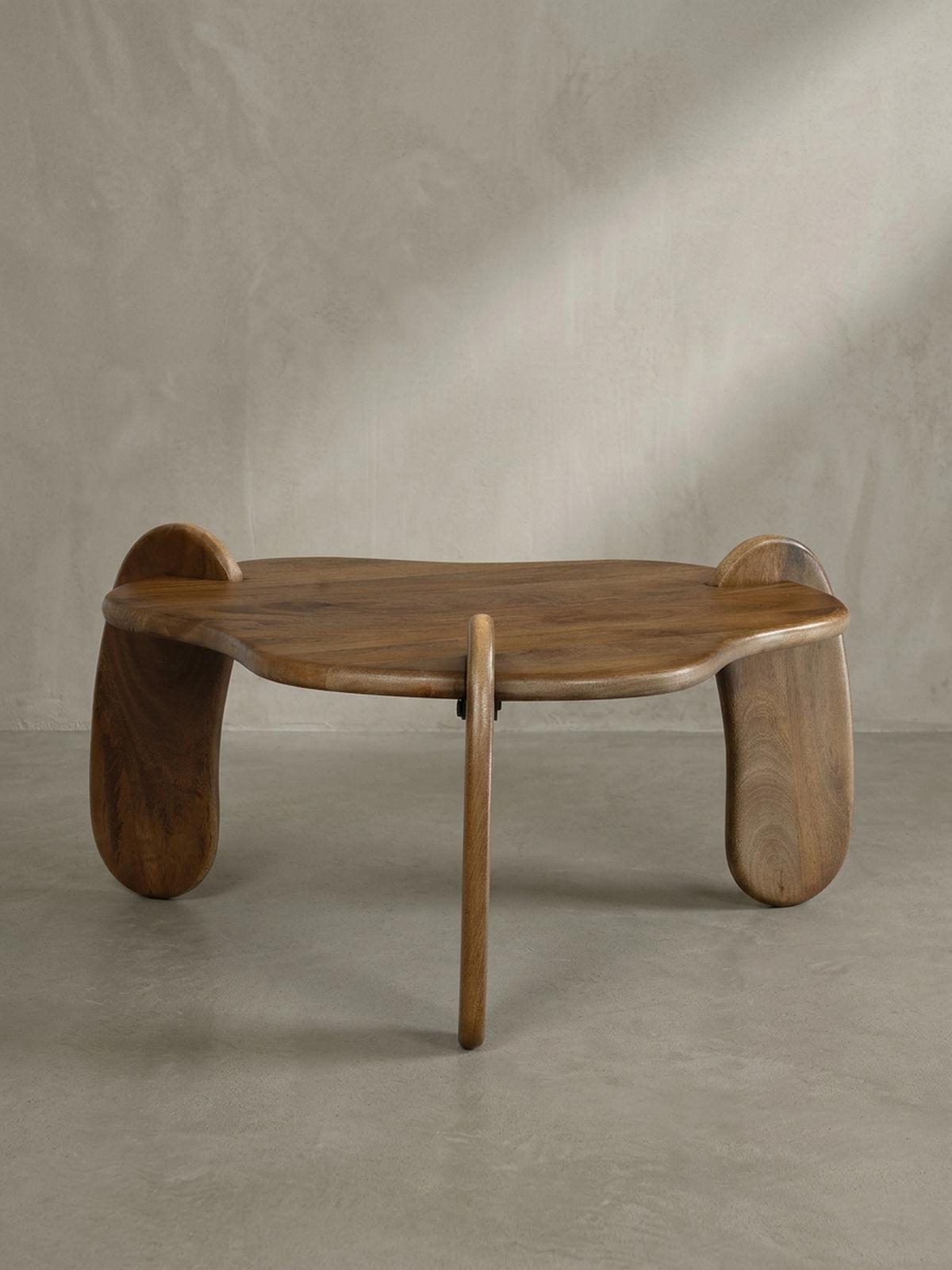 COUCHTISCH in Walnussfarbe aus Mangoholz Massiv, Niedriges Dreibein-Design, Organisch, 78x78x39.5cm - Braun, Holz (78/78/40cm) - KADIMA DESIGN