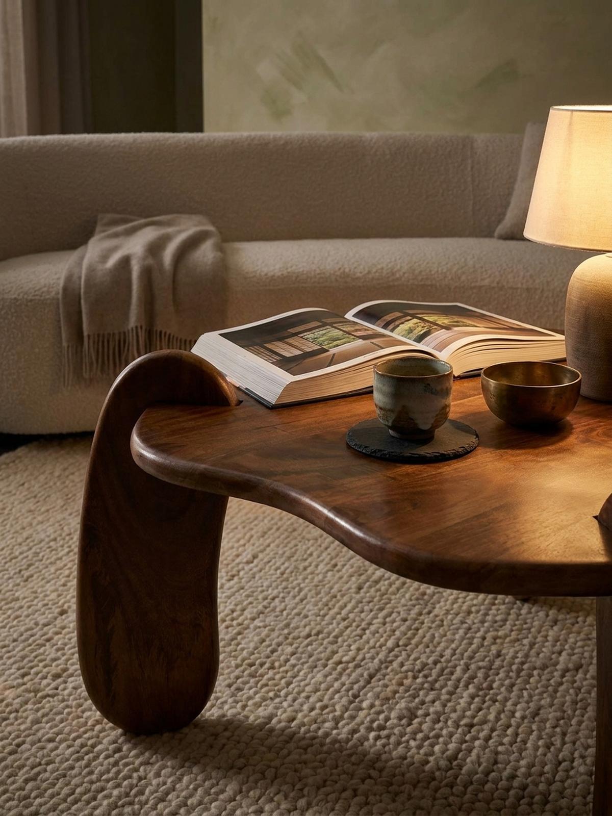 COUCHTISCH in Walnussfarbe aus Mangoholz Massiv, Niedriges Dreibein-Design, Organisch, 78x78x39.5cm - Braun, Holz (78/78/40cm) - KADIMA DESIGN